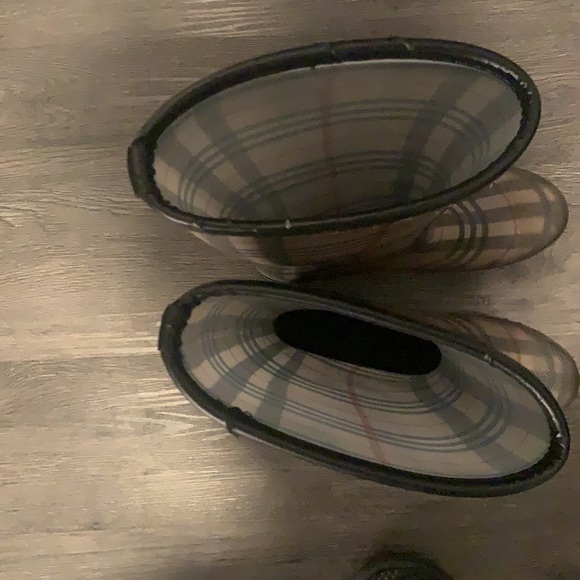 Authentic Burberry rain boots - Picture 3 of 5